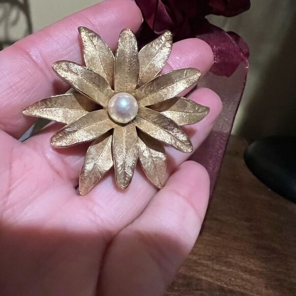 VINTAGE CAPRI FLOWER GOLDTONE BROOCH WITH A CULTURED PEARL - Picture 1 of 4
